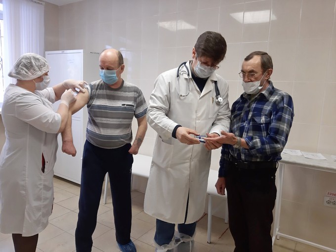 В Тюменской области продолжается вакцинация в домах престарелых