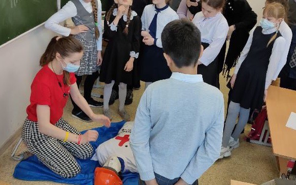 Тюменские волонтеры-медики учат школьников спасать людей