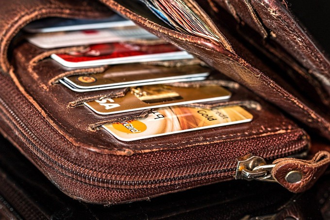 В Тобольске пассажир автобуса украл у кондуктора три банковские карты