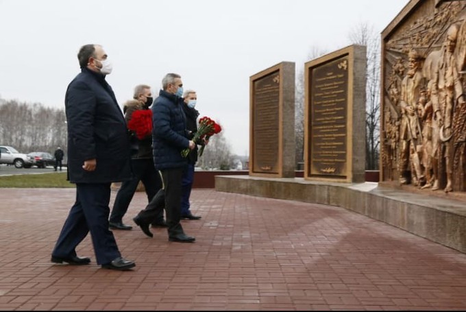 Губернатор Тюменской области почтил память тружеников тыла