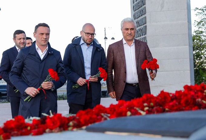 Гости из Армении возложили цветы к Вечному огню в Тюмени