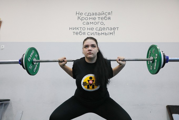 Сильная девочка: подросток из Тюмени жмет штангу весом в 100 кг