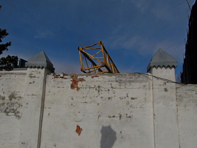 Автокран оперся на стену Тобольского кремля – памятник архитектуры не пострадал