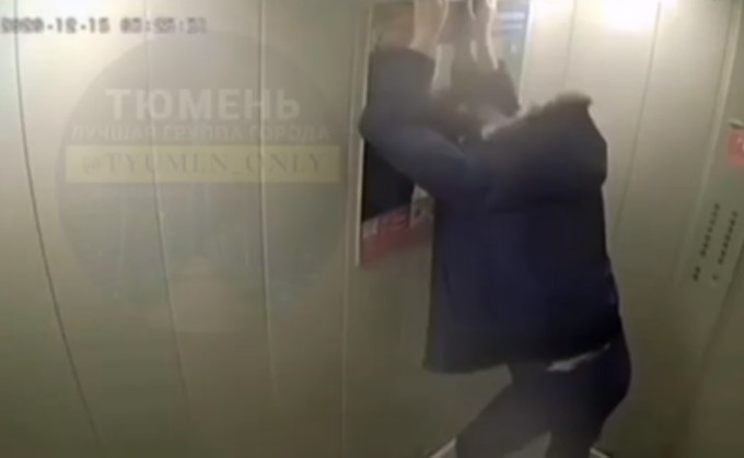 В тюменской многоэтажке мужчина разгромил зеркало в лифте