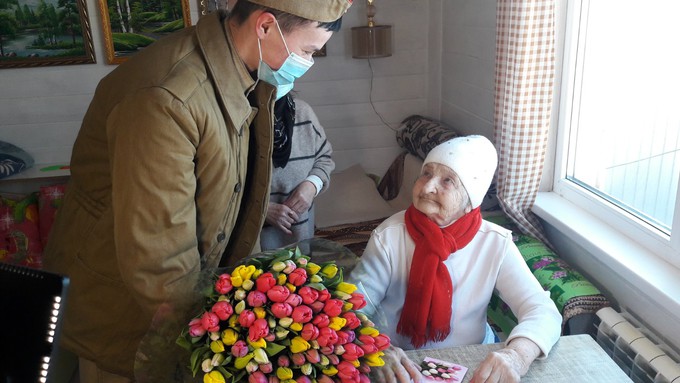 Тюменские юнармейцы подарили ветерану Зое Чугуновой букет из 101 тюльпана