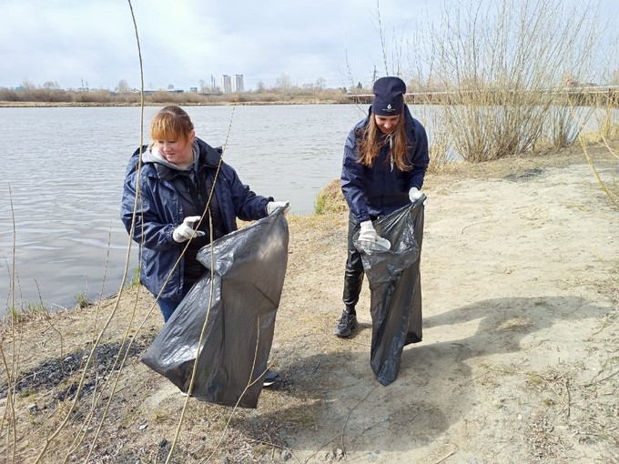 Тюменские добровольцы очистили от мусора берег озера Оброчное