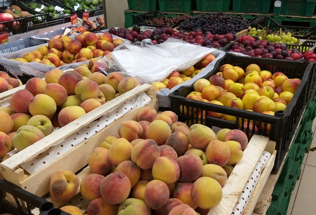 Привез товар в магазин. Апельсины много. В магазин завезли фрукты 90 апельсинов. Марокко мандарины плантации. В магазин завезли фрукты 90 апельсинов.