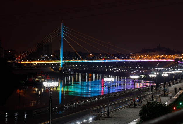 Фото моста влюбленных в тюмени ночью с подсветкой