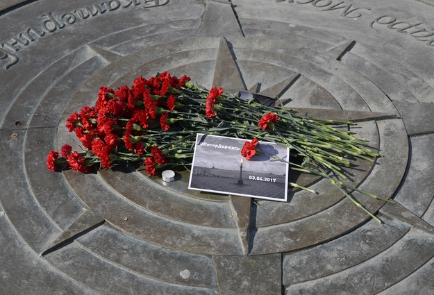 Свеча скорби тобольск. Фрагмент скорби. Фрагмент скорби. Свеча для покойных. Траурная свеча.