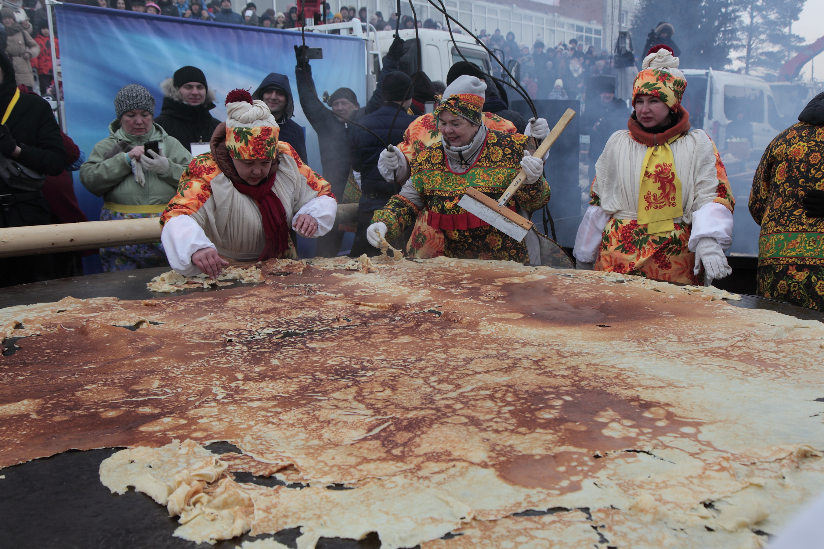 Огромный блин на Масленицу