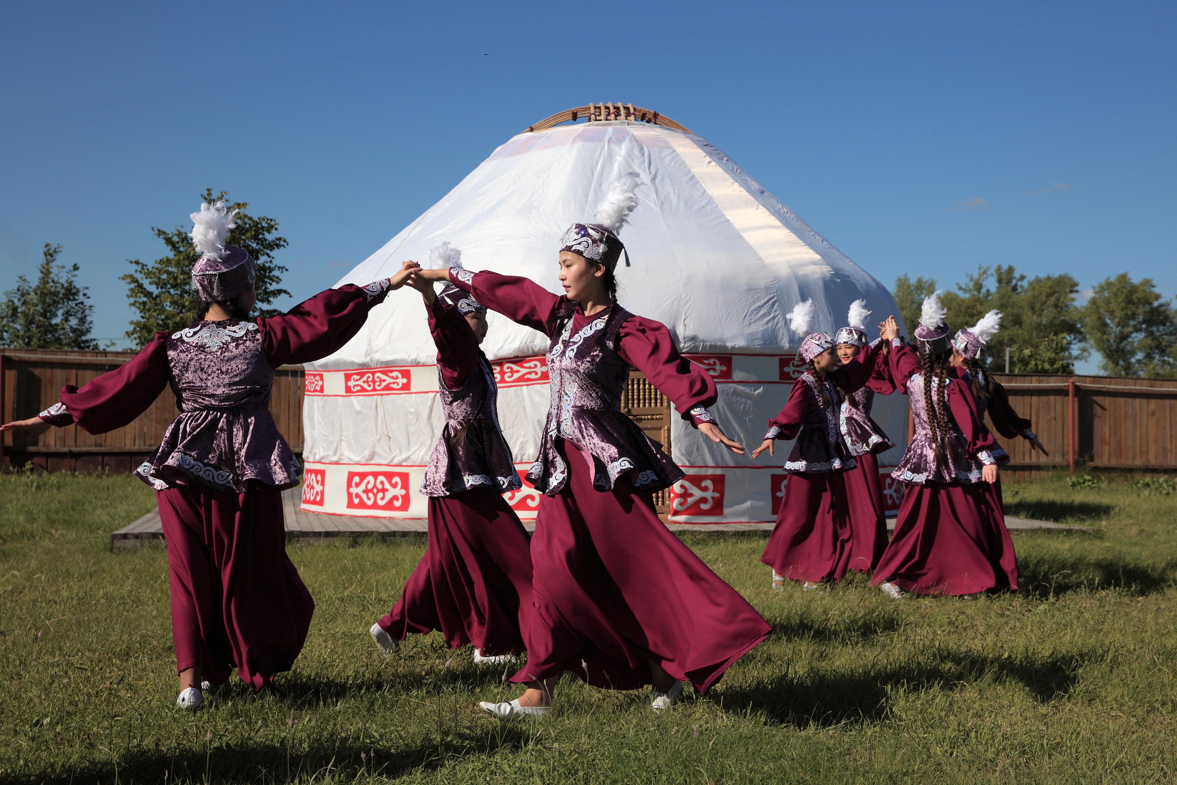 Казахский национальный танец. Национальный танец казахов. Кыргызские национальные танцы. Казахские национальные танцы. Казахский народный танец.
