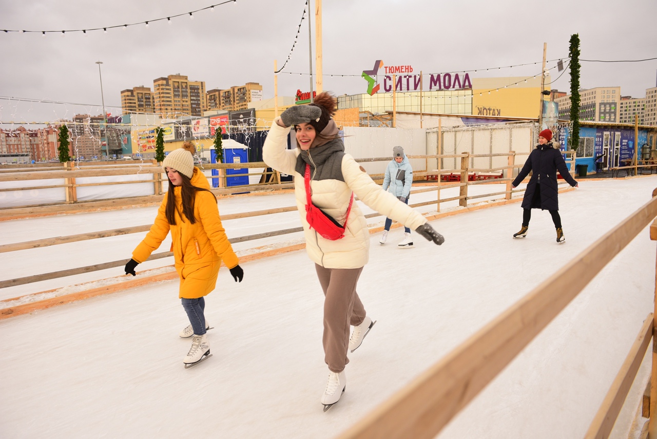 Куда сходить отдохнуть в тюмени. Каток Сити Молл Тюмень. Каток Михайловский Тюмень. Звездный полюс каток Тюмень. Каток на Михайловском рынке Тюмень.