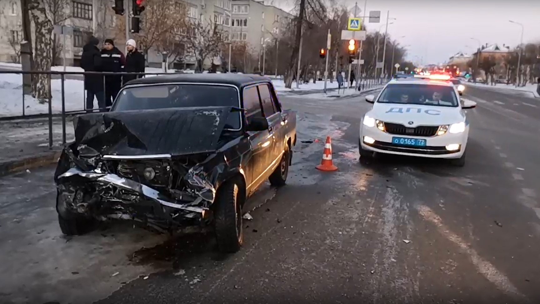 Утром в Тюмени в результате аварии сгорело такси | 19.12.2020 | Тюмень -  БезФормата