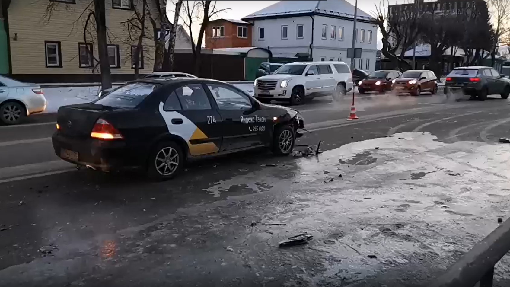 Утром в Тюмени в результате аварии сгорело такси | 19.12.2020 | Тюмень -  БезФормата