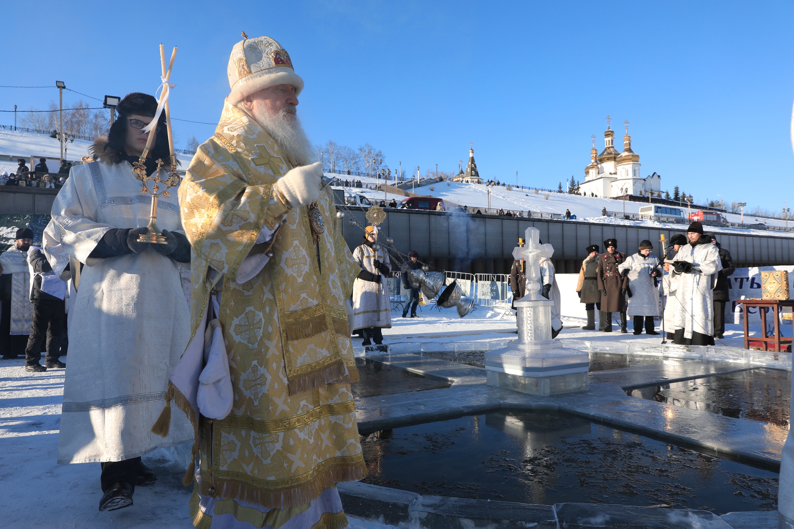 На территории какого современного города произошло крещение. С праздником крещения. Зимние праздники крещение. Крещение в Тюмени. Крещение на Руси зимой.