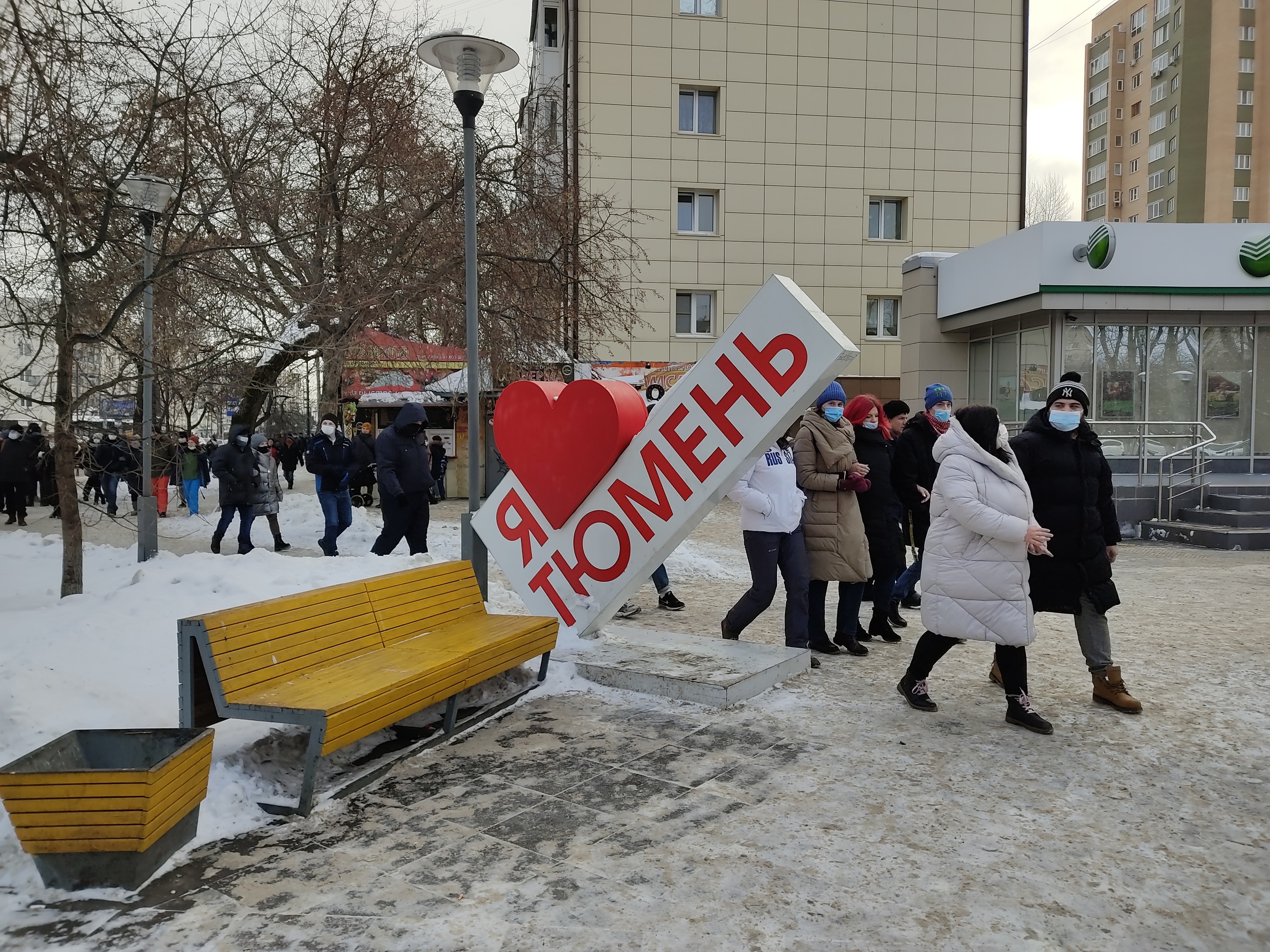 Помощь людям тюмень. Тюмень люди. Тюмень фото людей. Тюмень люди на улице праздник. Сколько людей в Тюмени.